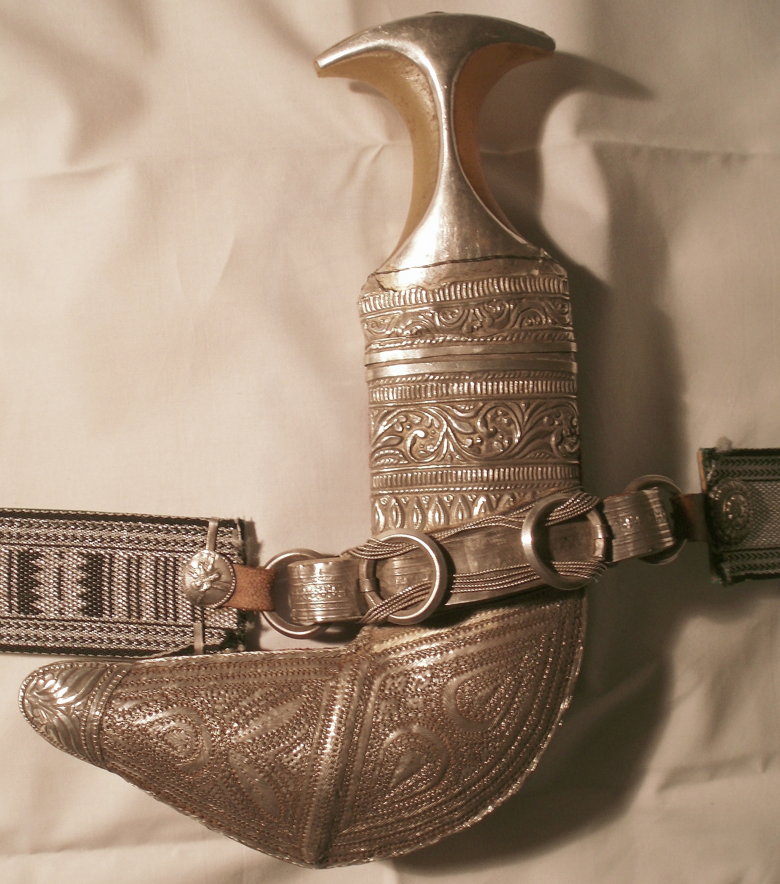 Dagger Hold Top 8 cheap things to buy in oman